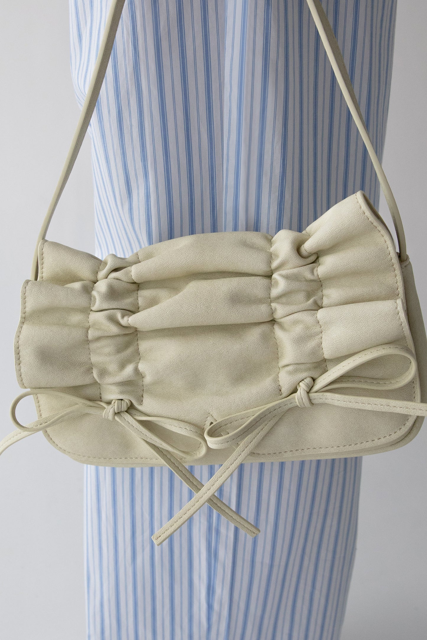BOW-DETAILED RUCHED SHOULDER BAG