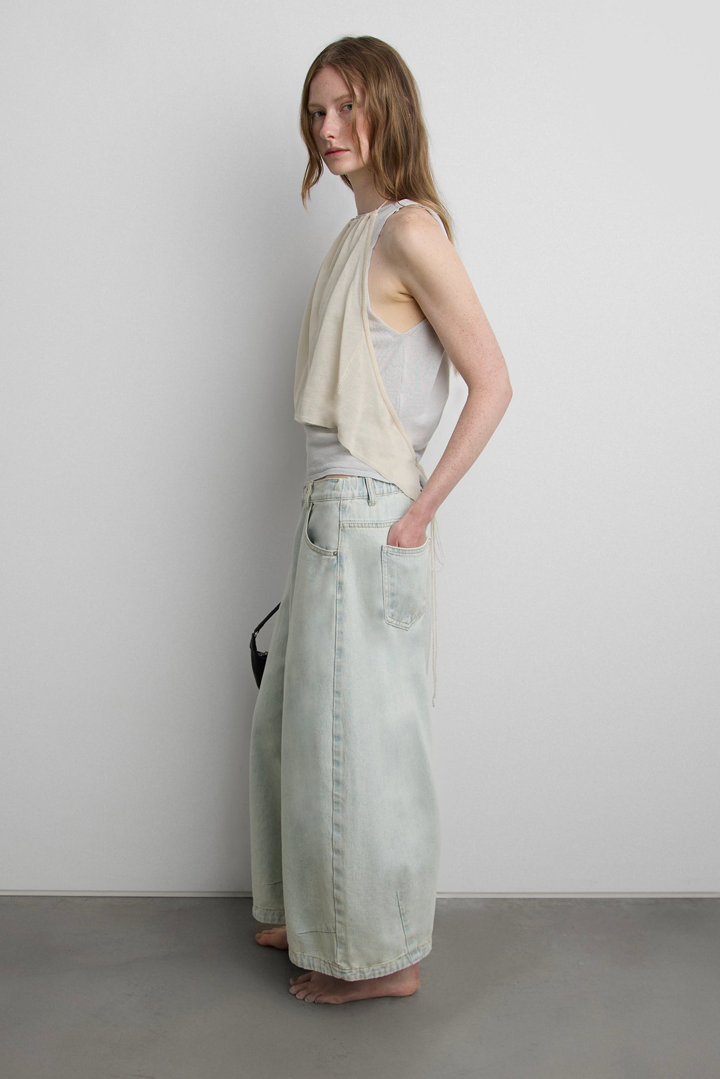BARREL FIT LIGHT WASH JEAN
