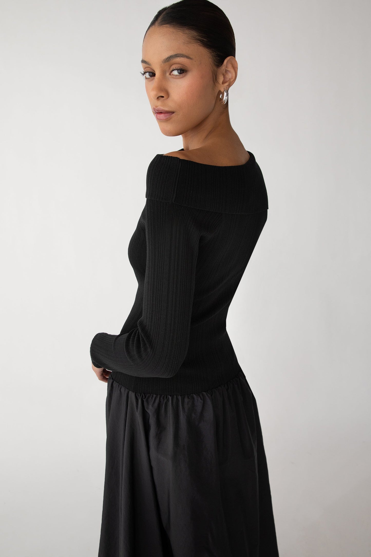 LONG SLEEVE OFF THE SHOULDER BUBBLE HEM MIDI DRESS
