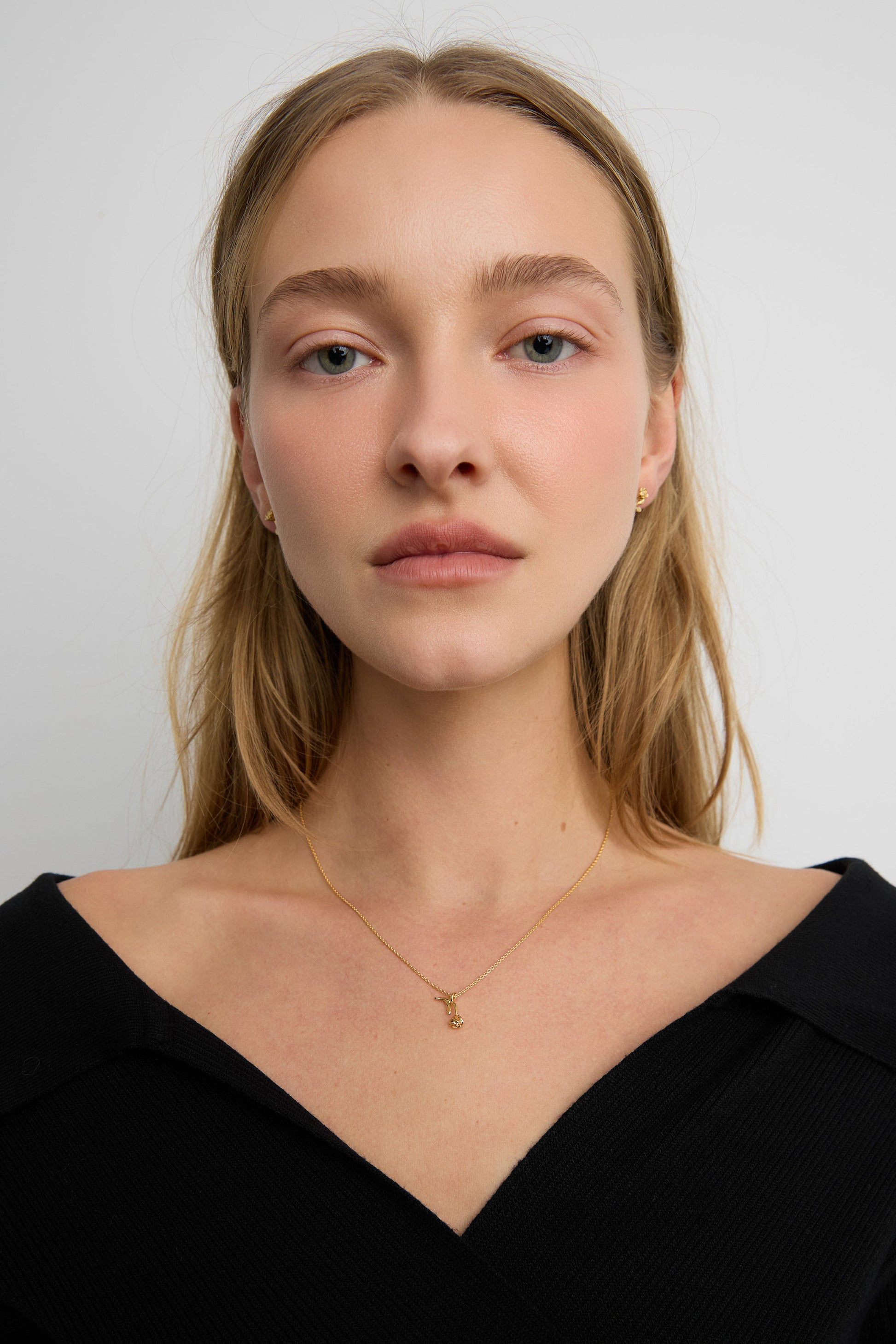 ROSE FIGURE NECKLACE