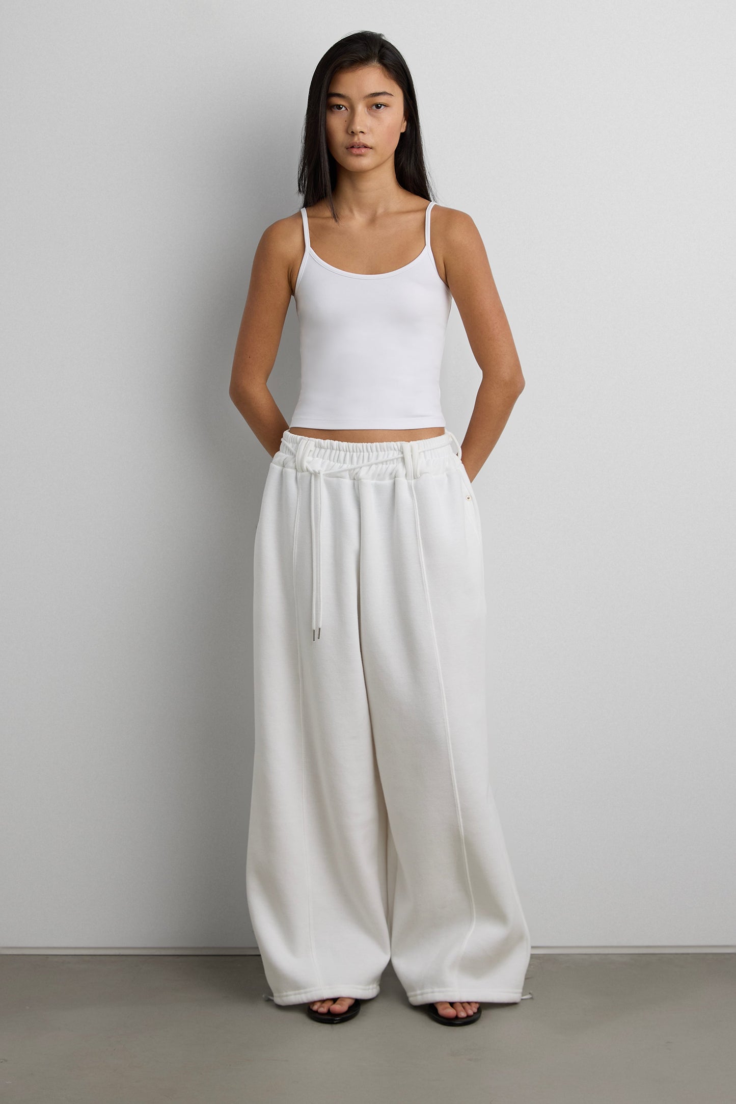 WIDE LEG SWEATPANT WITH DRAWSTRING