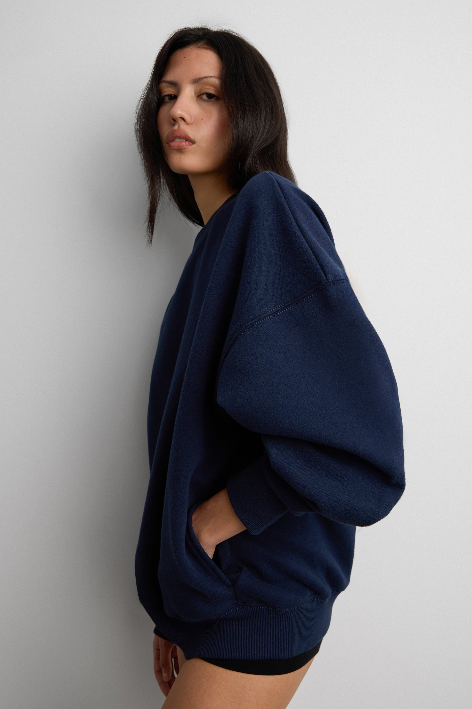 FLEECE STUDIO CREWNECK SWEATSHIRT WITH POCKETS